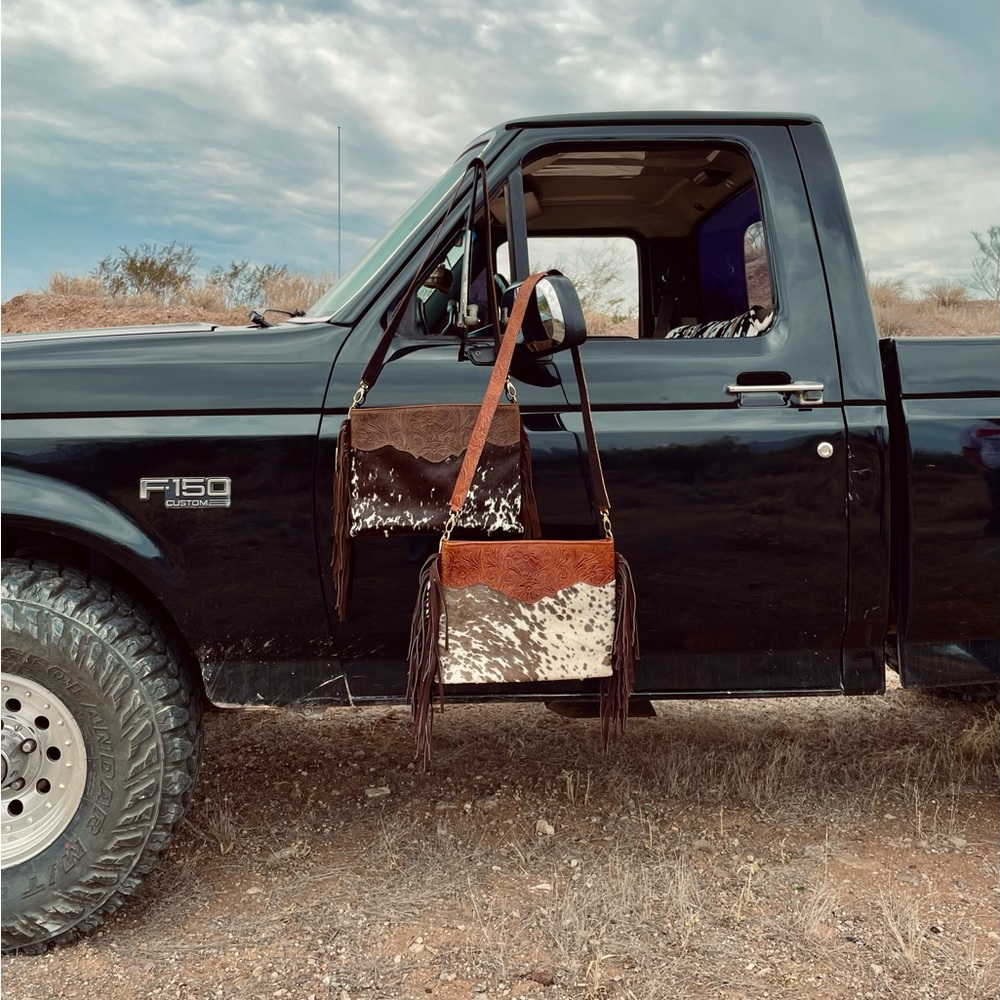 Cowhide purse✨